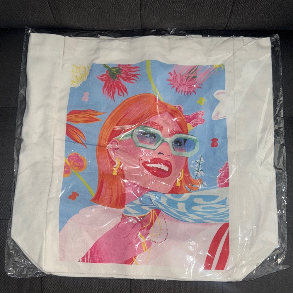 TOUS Chic White Tote Bag with Vibrant Print